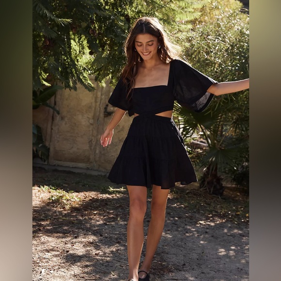 picture posted in black is what dress looks like but the one I have is green. - Picture 2 of 2